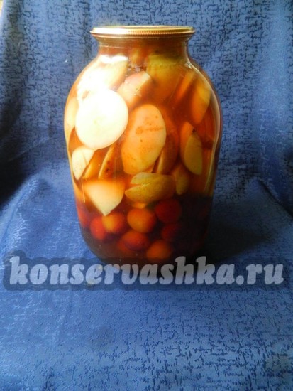 Компот из яблок и слив