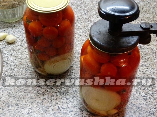 закатываем банки крышками