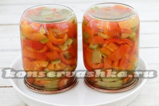закатываем банки крышками