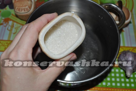 всыпать сахар