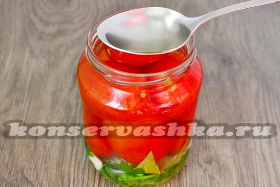 влить маринад и масло