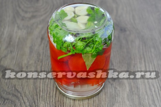 закатать банки крышками