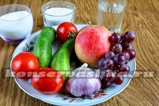 Ингредиенты для приготовления ассорти из слив и винограда