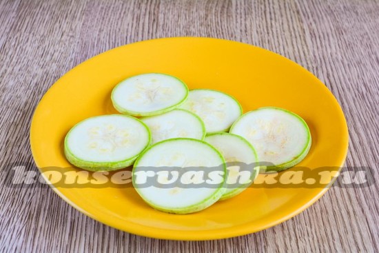 Нарезать кабачки