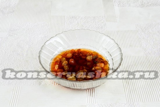 Промыть изюм