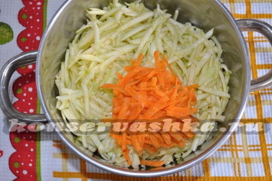 выкладываем морковь