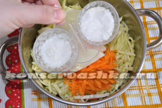 добавляем соль и сахар