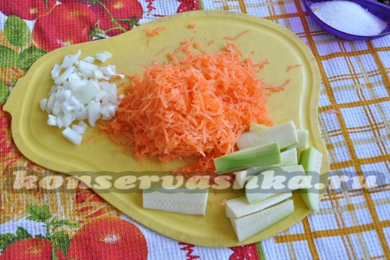 нарезаем кабачки
