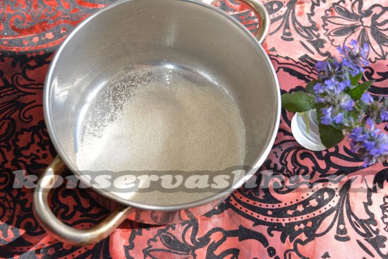 высыпаем часть сахара
