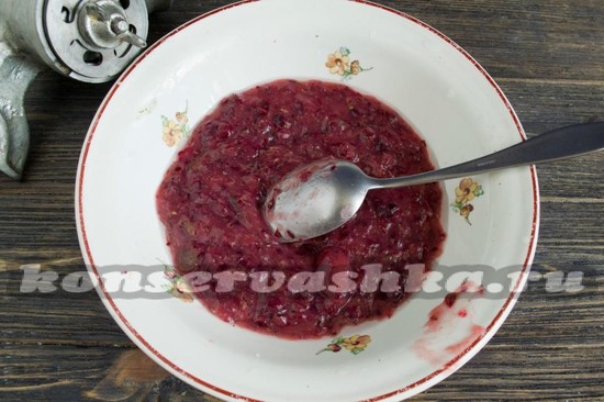 измельчить ягоды