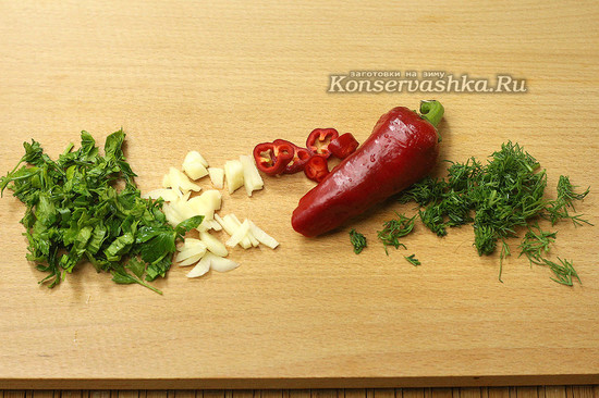 нарезали зелень, перец, чеснок