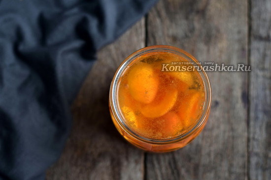влить сироп, закатать