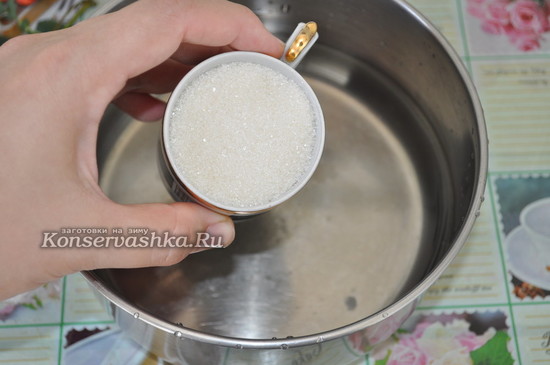 всыпаю сахар