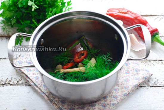 Выкладываем в кастрюлю