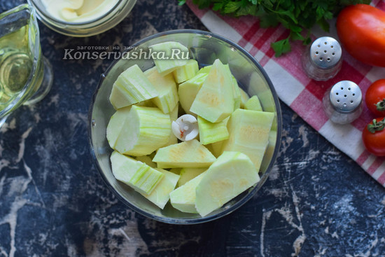 Нарезать кабачки