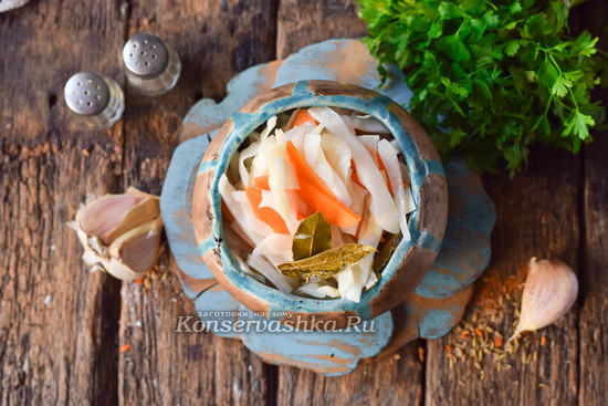Капуста быстрого посола залитая горячим маринадом, простой рецепт с фото