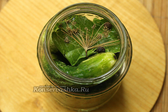 заполняем банку огурцами