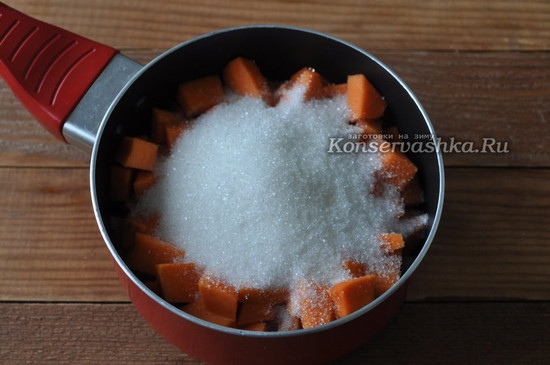 пересыпайте ее сахаром