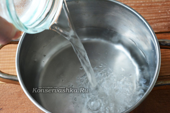 налейте литр воды
