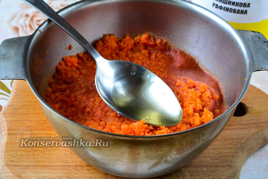 Влить масло
