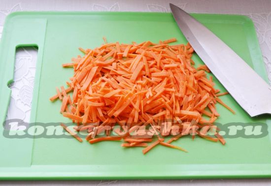 Измельчим соломкой морковь
