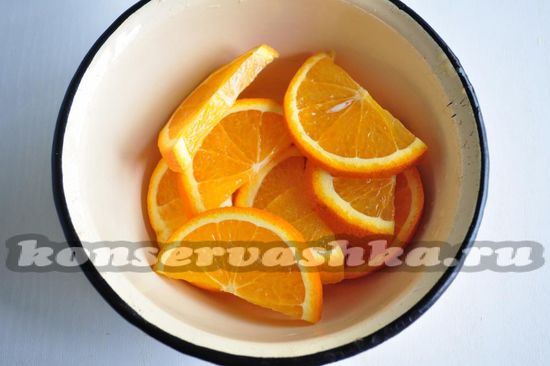 апельсины выложите в глубокую миску