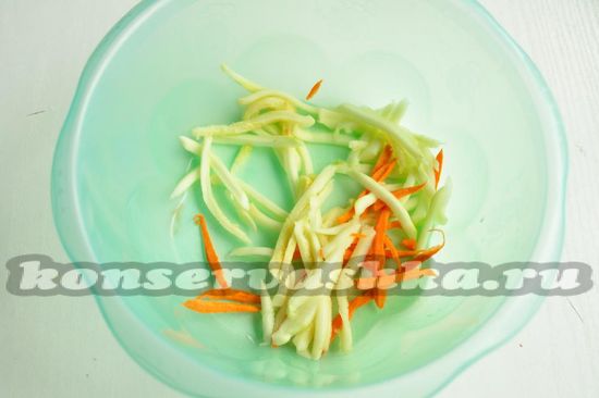 Натертые овощи переложим в миску
