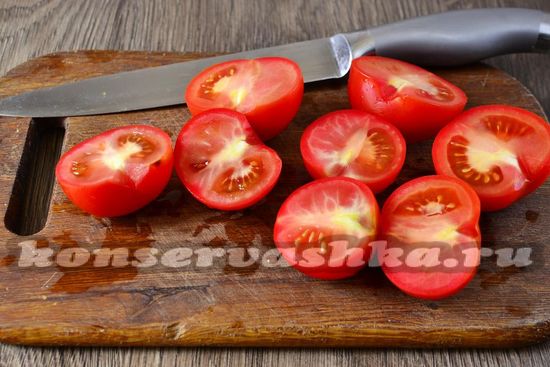 томаты нарезать пололам