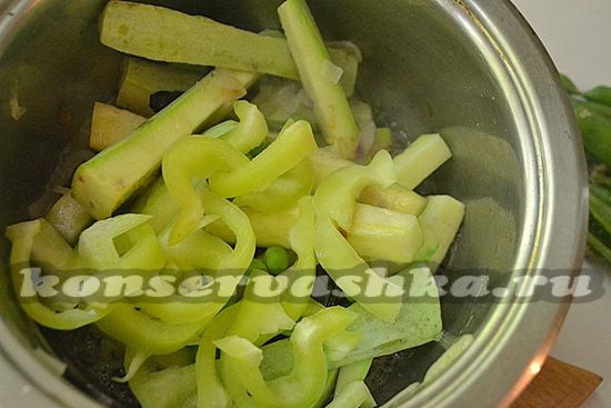 Добавляйте к кабачкам подготовленные овощи, готовьте всё ещё 5 минут