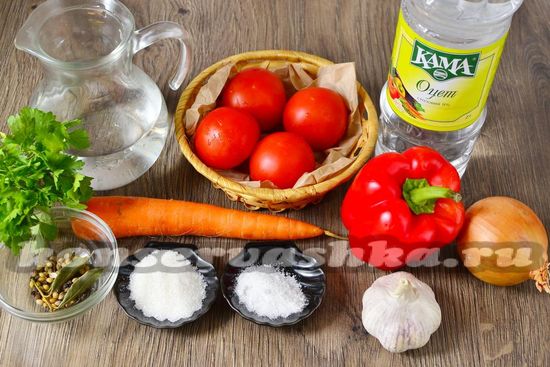 Ингредиенты для приготовления салата ассорти с помидорами, перцем и луком