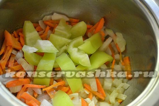 переложите овощи в кастрюлю с маслом и готовьте 10 минут