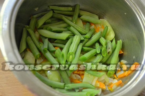 добавить фасоль к овощам в кастрюлю