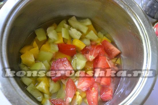 Оставьте в сотейнике примерно пол стакана жидкости, и положите в него болгарский перец и помидоры