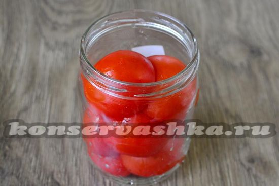 Кладем томаты в банку