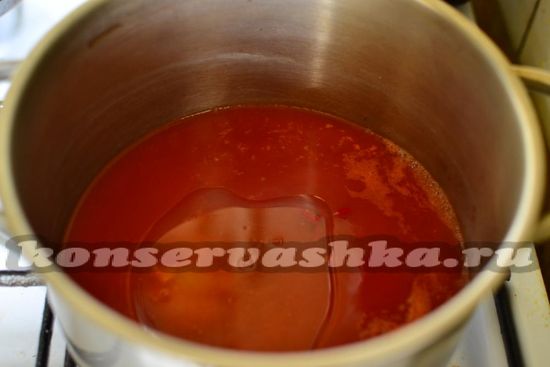 в томатный сок влить масло и добавить пеции