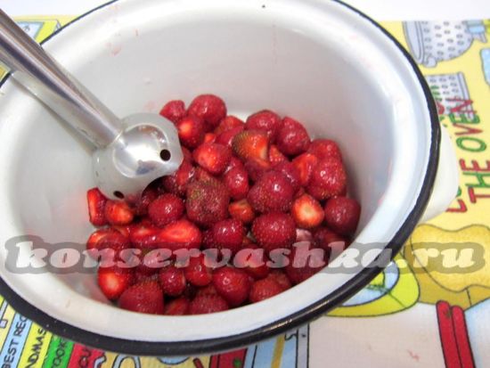 Выложить ягоду в подходящую кастрюлю