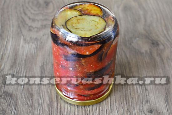 Заливаем горячей томатной смесью баночки с баклажанами