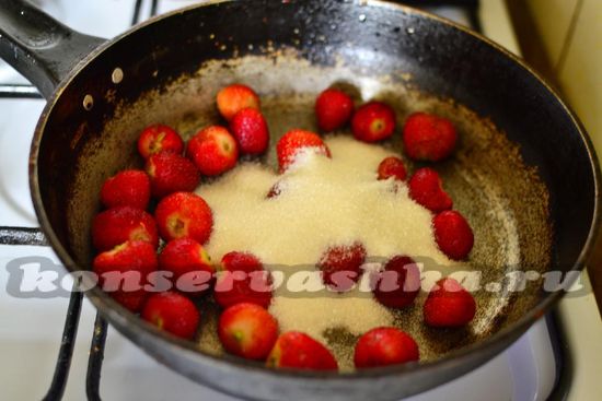 ягоды промыть и оторвать хвостики, посыпать сахаром