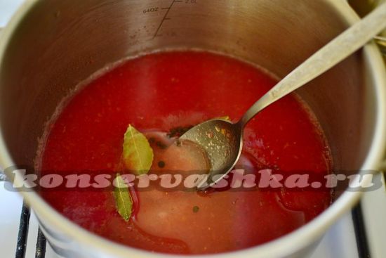 смешиваем томатный сок, уксус и масло