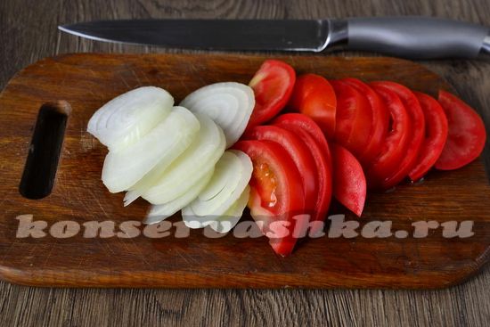 помидоры и лук нарезать