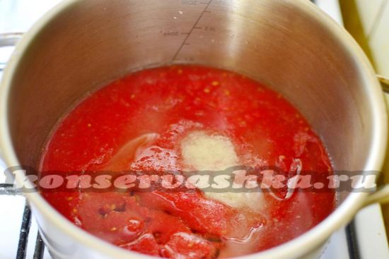 Смешиваем томатный фарш со стаканом масла, добавляем сахар и соль