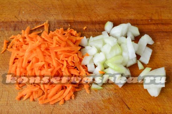 морковь и лук нарезать