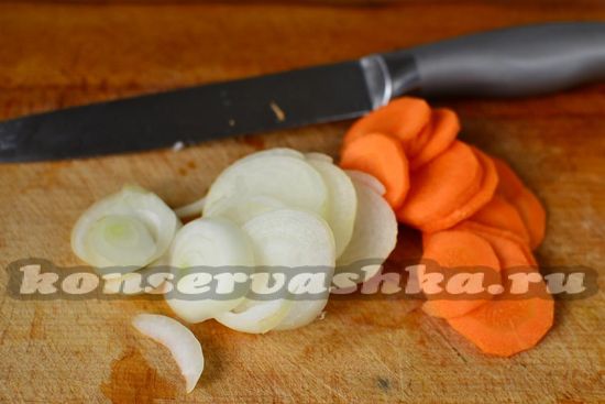 лук и морковь нарезать