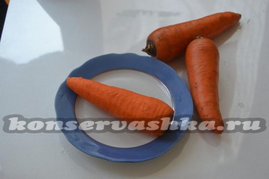 Морковку очистить