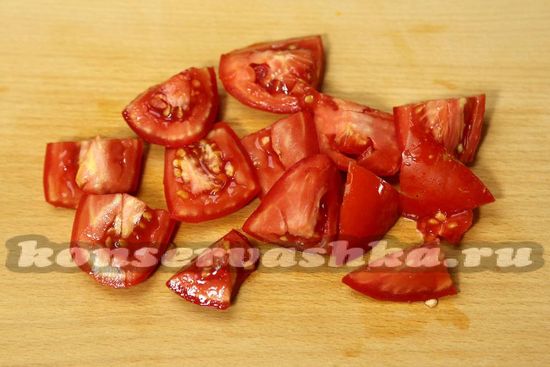 Режем помидоры на дольки