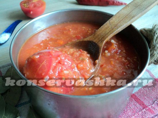 В горячий соус помещаем оставшиеся помидоры