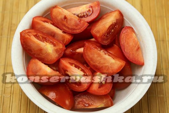 Режем дольками крупные томаты