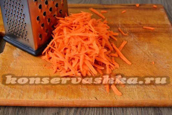 морковь натираем
