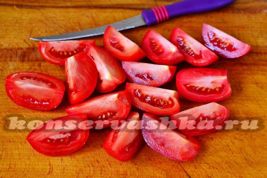 Разрезаем помидоры