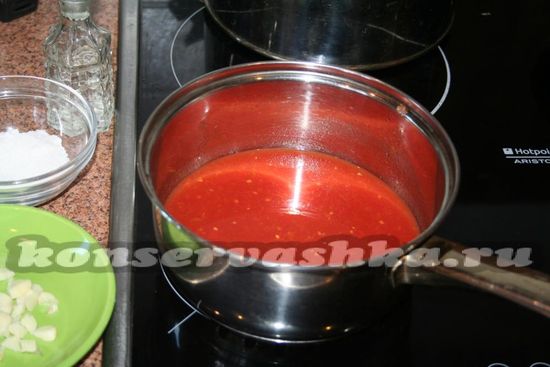 Добавляем в кипящий томатный соус чеснок, 